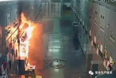 用電安全——值班人員非法進入高壓開關柜，并遭受6kV高壓電擊。