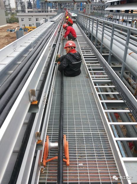 一條完成開關(guān)柜安裝,電纜橋架施工,電纜敷設(shè)及布線施工,照明配電箱施工