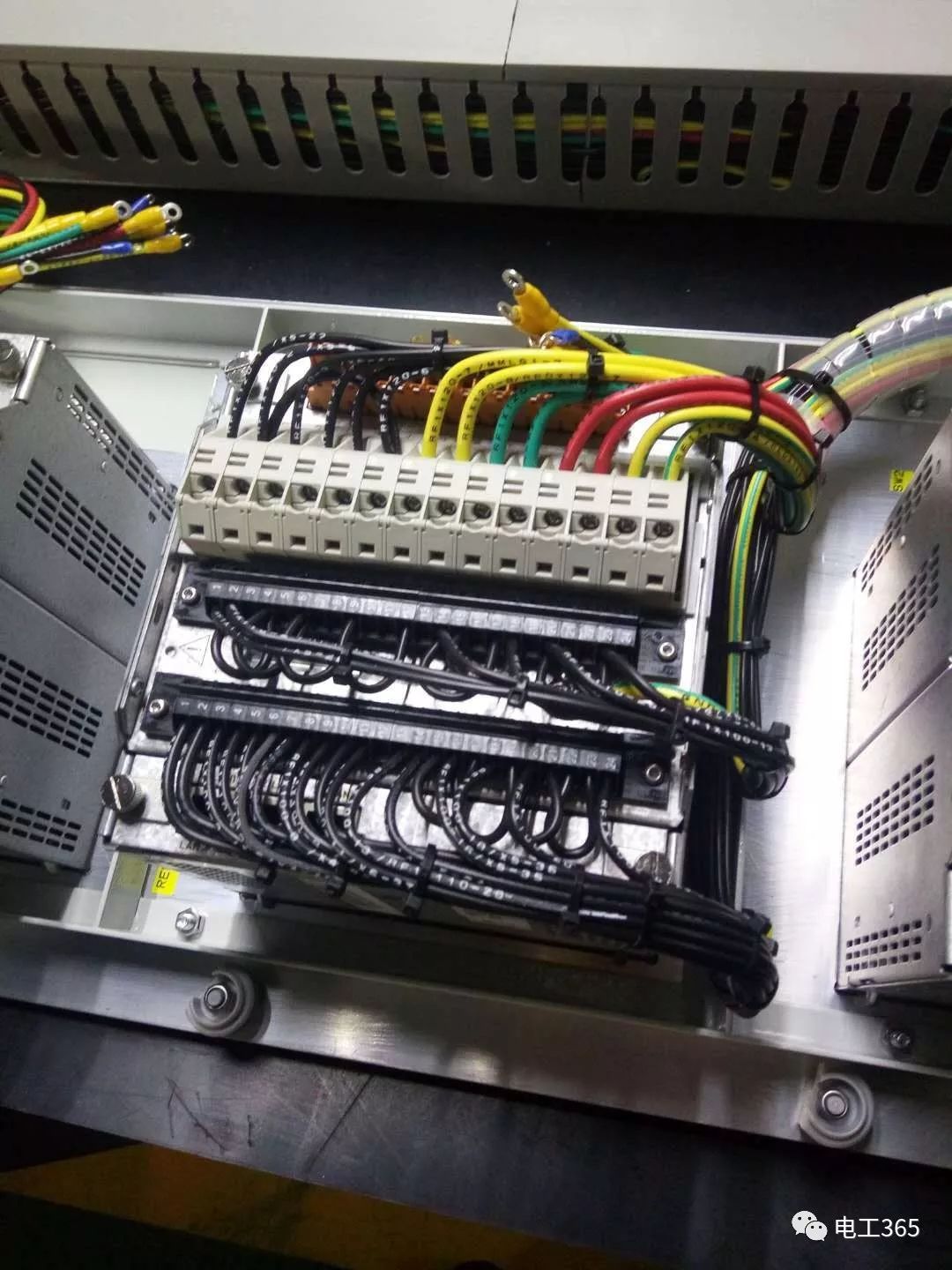 太好了。改進(jìn)版本配電柜內(nèi)部結(jié)構(gòu)完整分析