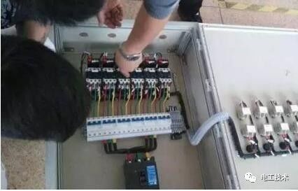 分析了配電箱的內部結構，誰能理解它？