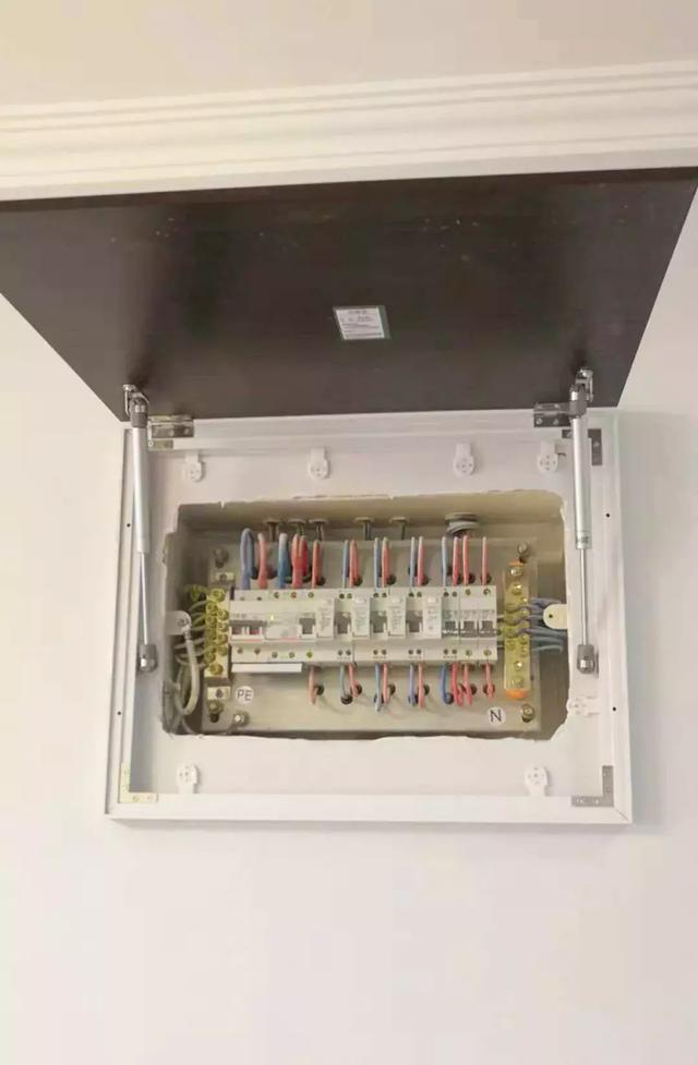 配電箱泄漏太難看了,簡單的變化,鄰居們都震驚了!
