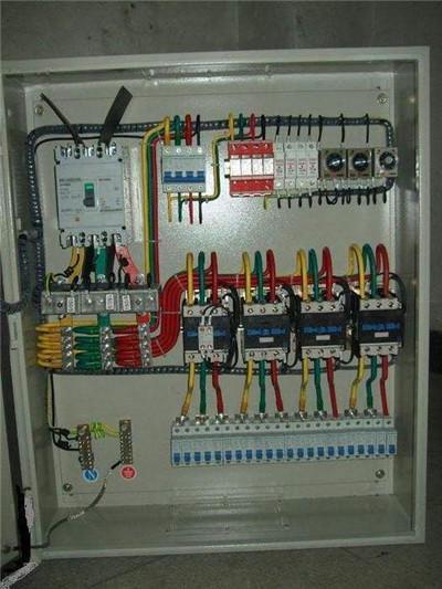 配電箱帶漏電保護或空？只有有這么多漏洞和空的開口才是安全的。這太實際了。