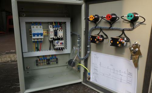 配電箱帶漏電保護或空？只有有這么多漏洞和空的開口才是安全的。這太實際了。