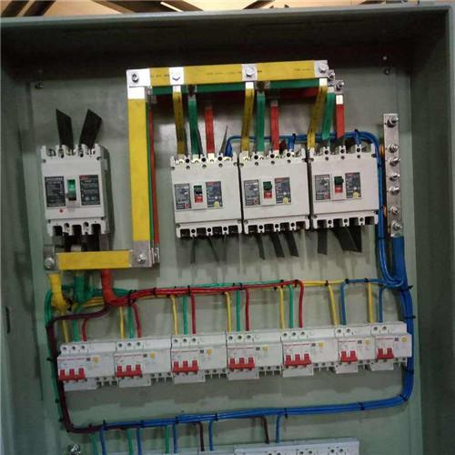 配電箱帶漏電保護或空？只有有這么多漏洞和空的開口才是安全的。這太實際了。