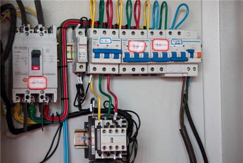 配電箱帶漏電保護或空？只有有這么多漏洞和空的開口才是安全的。這太實際了。