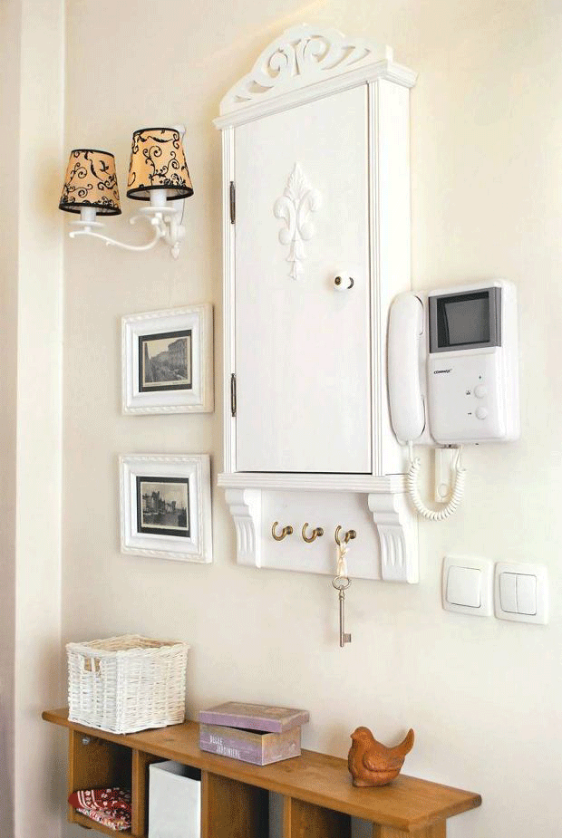 你家人的配電箱隱藏得好嗎?新房子的裝飾看起來很漂亮,因為做得很好。