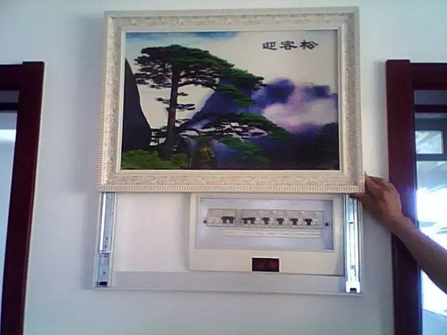 你家人的配電箱隱藏得好嗎?新房子的裝飾看起來很漂亮,因為做得很好。