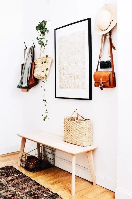 你家人的配電箱隱藏得好嗎?新房子的裝飾看起來很漂亮,因為做得很好。