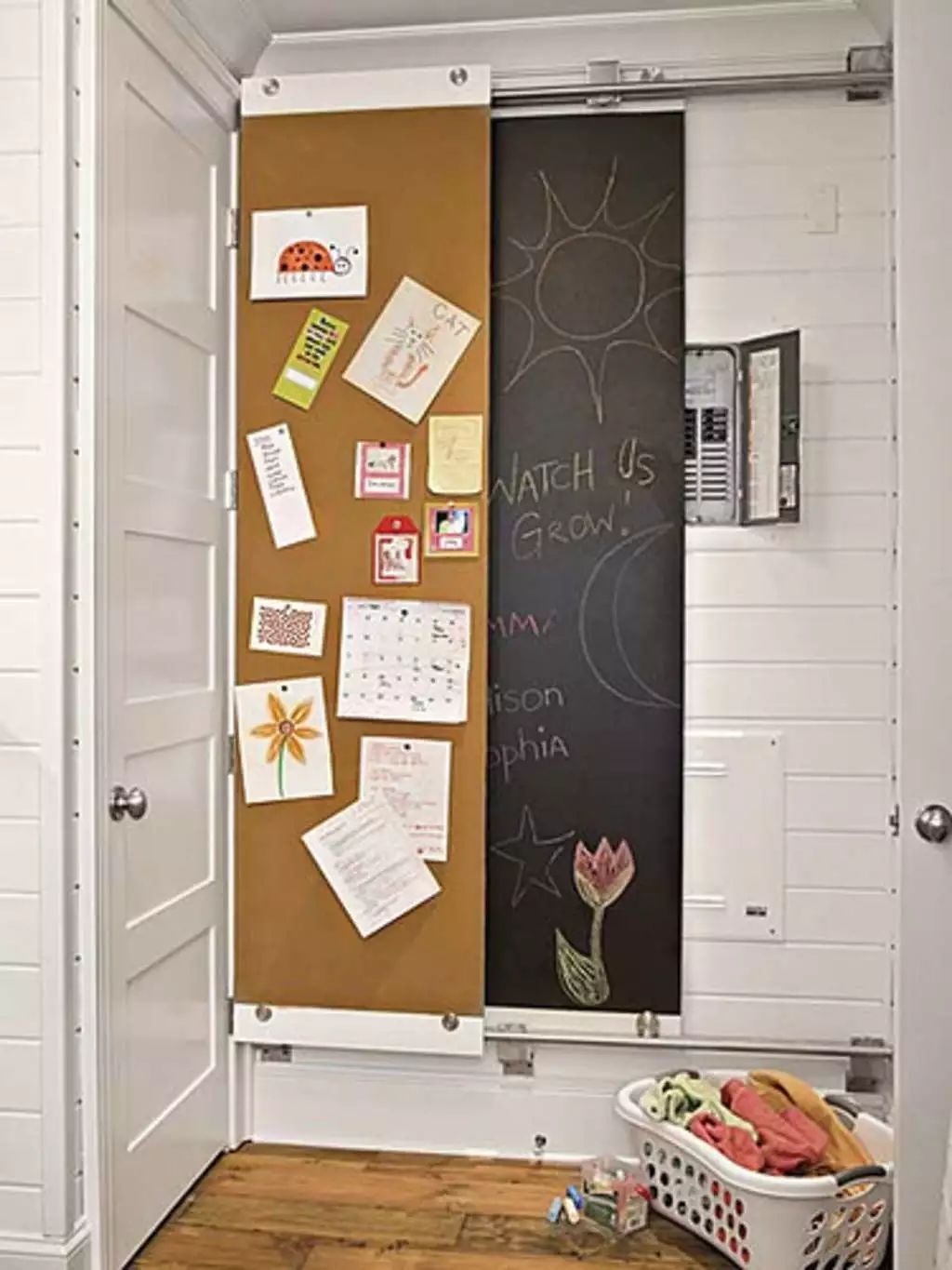 你家人的配電箱隱藏得好嗎?新房子的裝飾看起來很漂亮,因為做得很好。