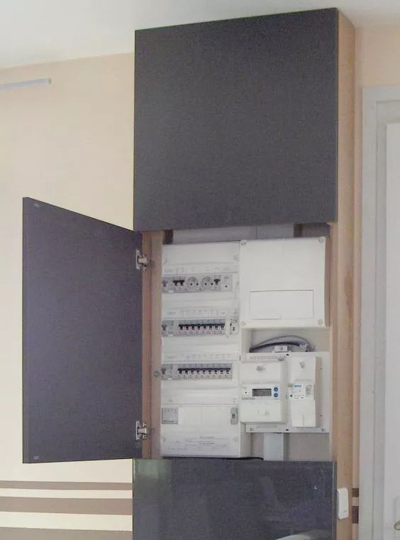 你家人的配電箱隱藏得好嗎?新房子的裝飾看起來很漂亮,因為做得很好。