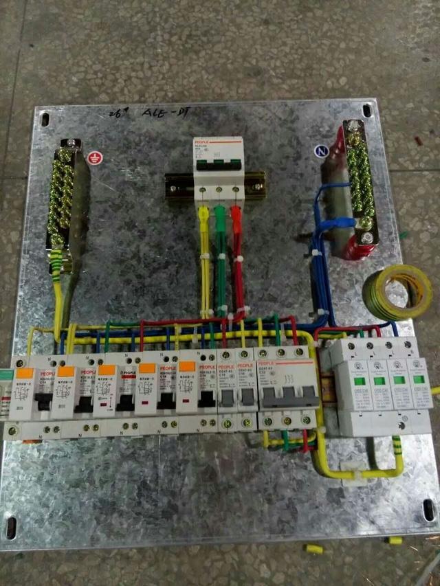跟著師傅學做配電箱，看到師傅的手藝，我不好意思開始