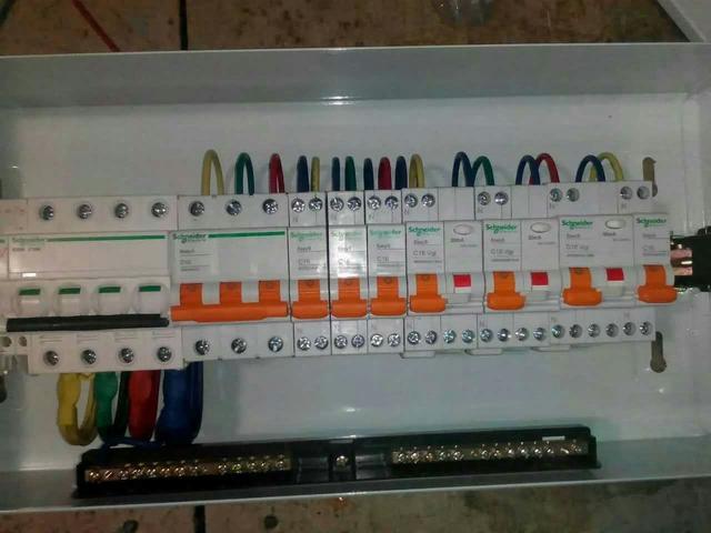 跟著師傅學做配電箱，看到師傅的手藝，我不好意思開始