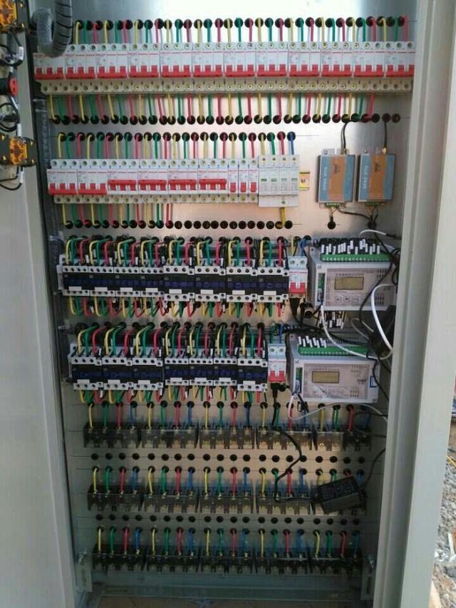 跟著師傅學做配電箱，看到師傅的手藝，我不好意思開始