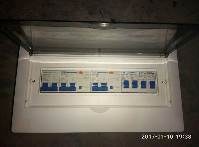 跟著師傅學做配電箱，看到師傅的手藝，我不好意思開始