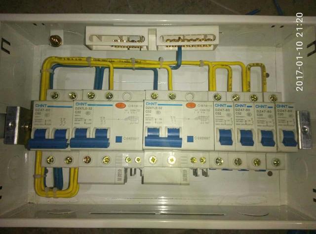 跟著師傅學做配電箱，看到師傅的手藝，我不好意思開始