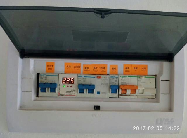 跟著師傅學做配電箱，看到師傅的手藝，我不好意思開始