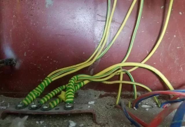 在一個建筑工地,一個建筑電工應該如何安裝一個居民配電箱!與新加入者分享